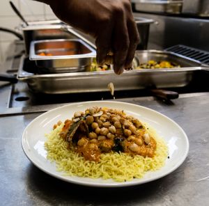 orientalisches Tagesessen das in HERMANNS Küche mit Erdnüssen garniert wird
