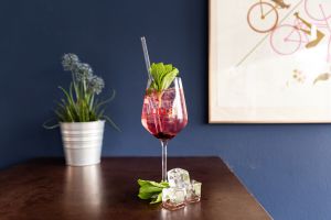Lillet Berry Cocktail mit fischer Minze und Eiswüfeln
