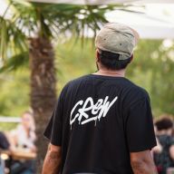 HERMI im Crew-Outfit von hinten