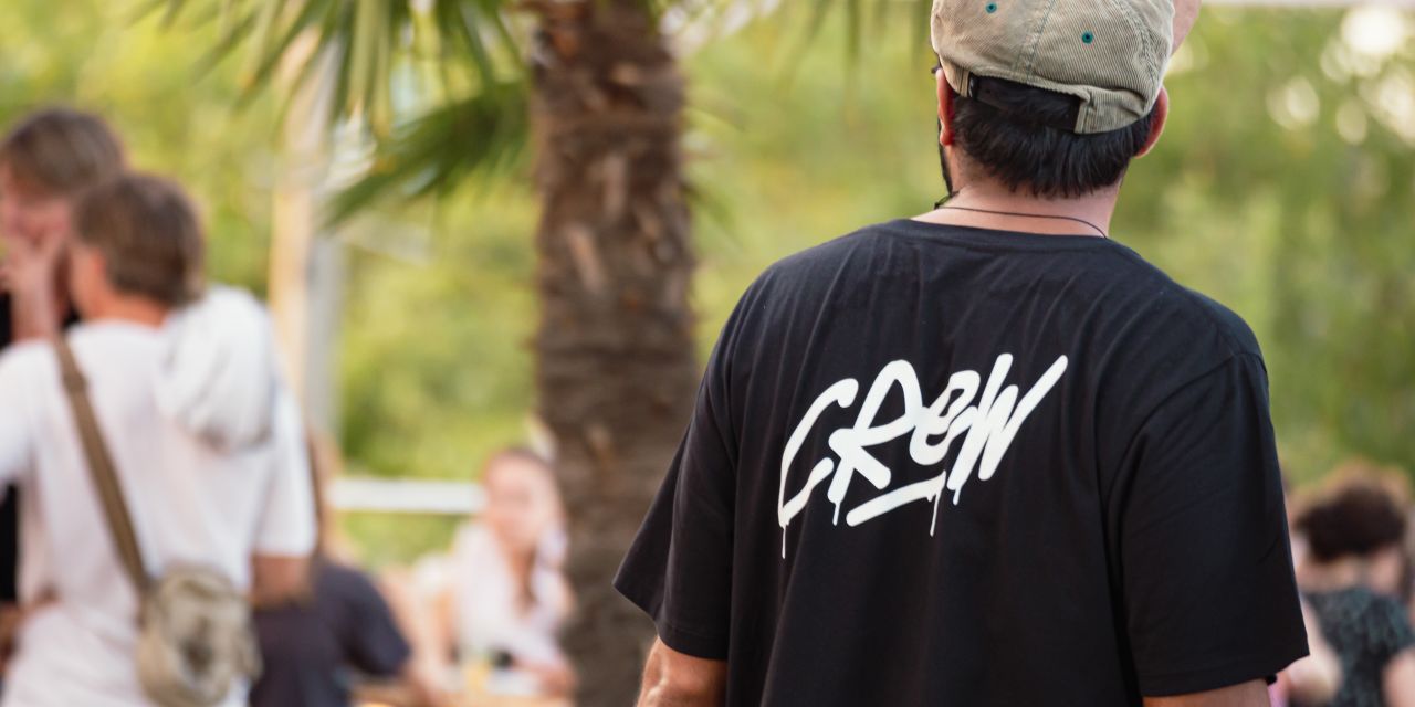 HERMI im Crew-Outfit von hinten