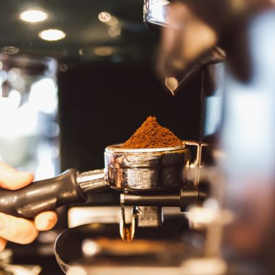 Frisch gemahlener Kaffee für den Kaffeeautomaten
