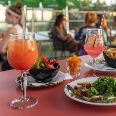 Knackige Salate und spritzige Getränke auf HERMANNs Dachterrasse