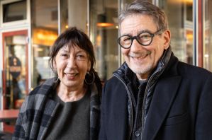 Ein Mann mit Brille und eine Frau, beide in dunkler Winterkleidung lächelnd.