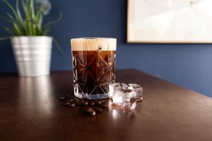 Ein Cocktail mit Kaffee und Eiswürfeln