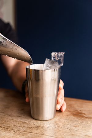 Eiswürfel werden in einen Cocktail-Shaker gefüllt