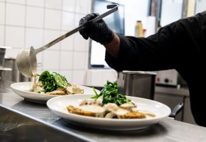 In HERMANNS Küche werden leckere Gerichte frisch zum Servieren angerichtet
