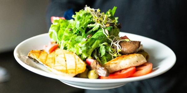 Knackiger Salat mit frischen gebratenen Pilzen