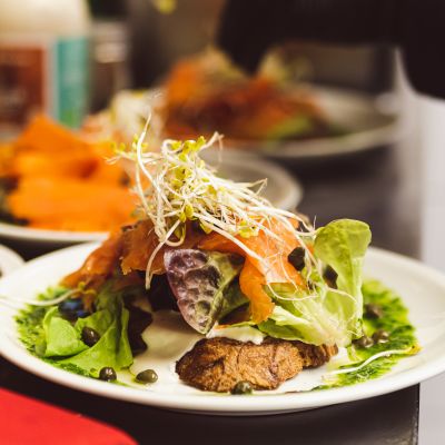 Beilagensalat auf weißem Porzelanteller
