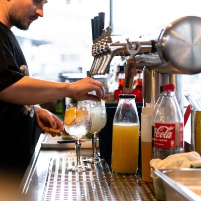 Mitarbeiter bei der Getränkezubereitung hinter der Bar
