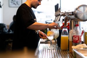 Mitarbeiter bei der Getränkezubereitung hinter der Bar
