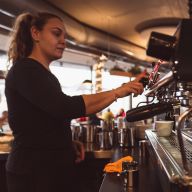 Barista bedient die Espressobar