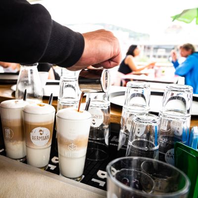 Drei Latte macchiato werden hinter der Rooftop Bar zubereitet