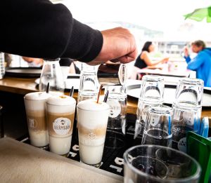 Drei Latte macchiato werden hinter der Rooftop Bar zubereitet