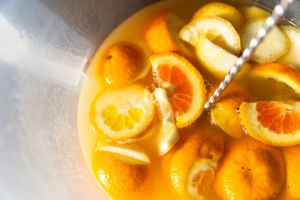 Fruchtiges Getränk mit frischen Orangen