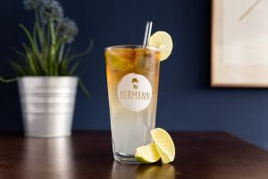 Weiß-Brauner Cocktail mit Eiswüfeln und Zitrone