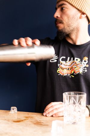 Ein Mann schüttelt einen Cocktail-Shaker