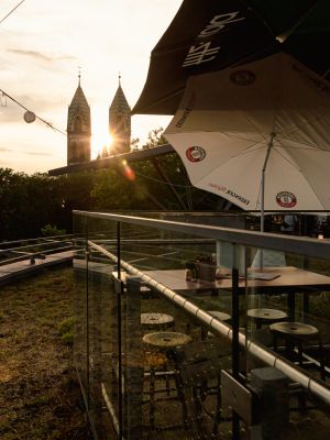 HERMANNs Dachterrasse mit Sicht auf eine Kirche